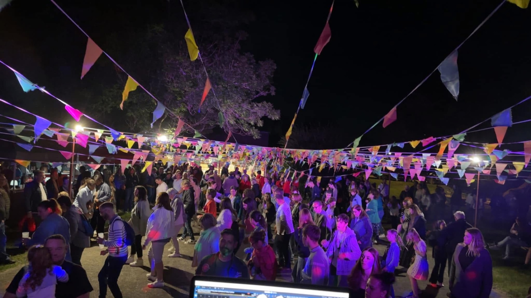Une soirée en plein air sous les lumières et les fanions