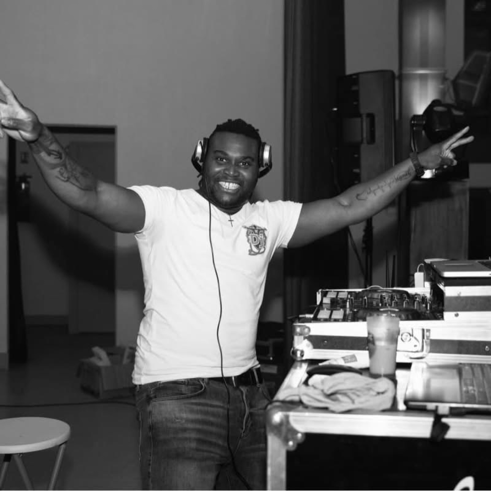Mister H souriant derrière sa régie DJ