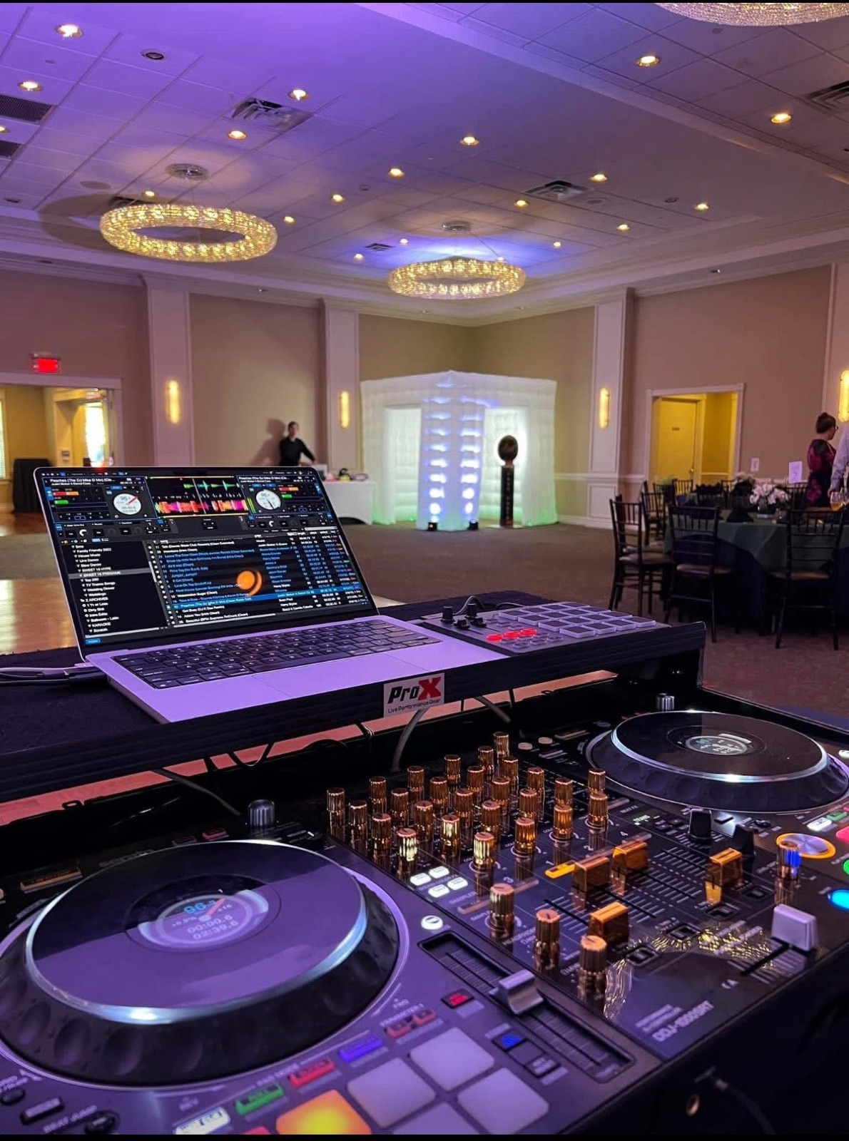 La régie et les platines de Mister H Events