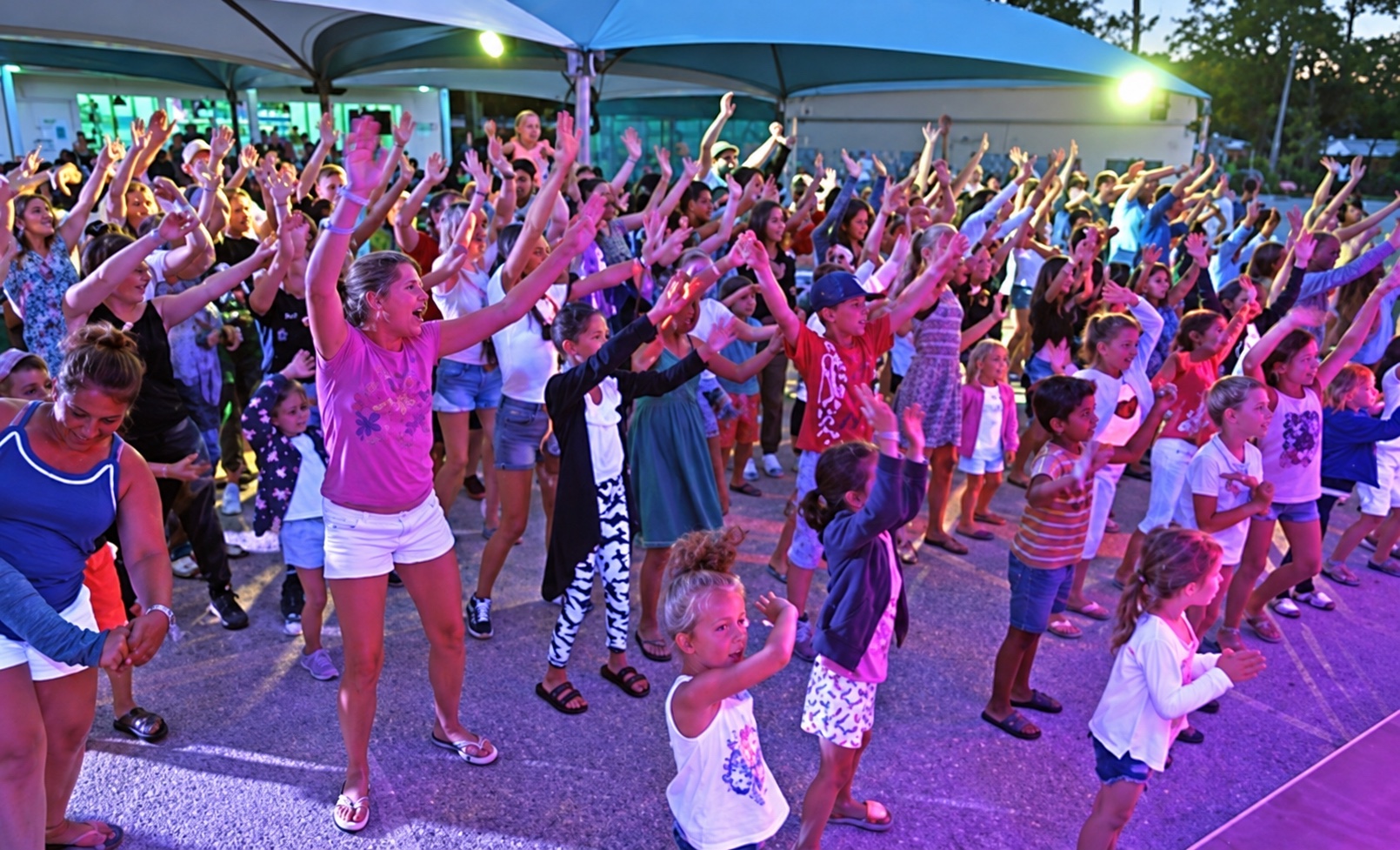 Une foule en fête lors d’un événement extérieur