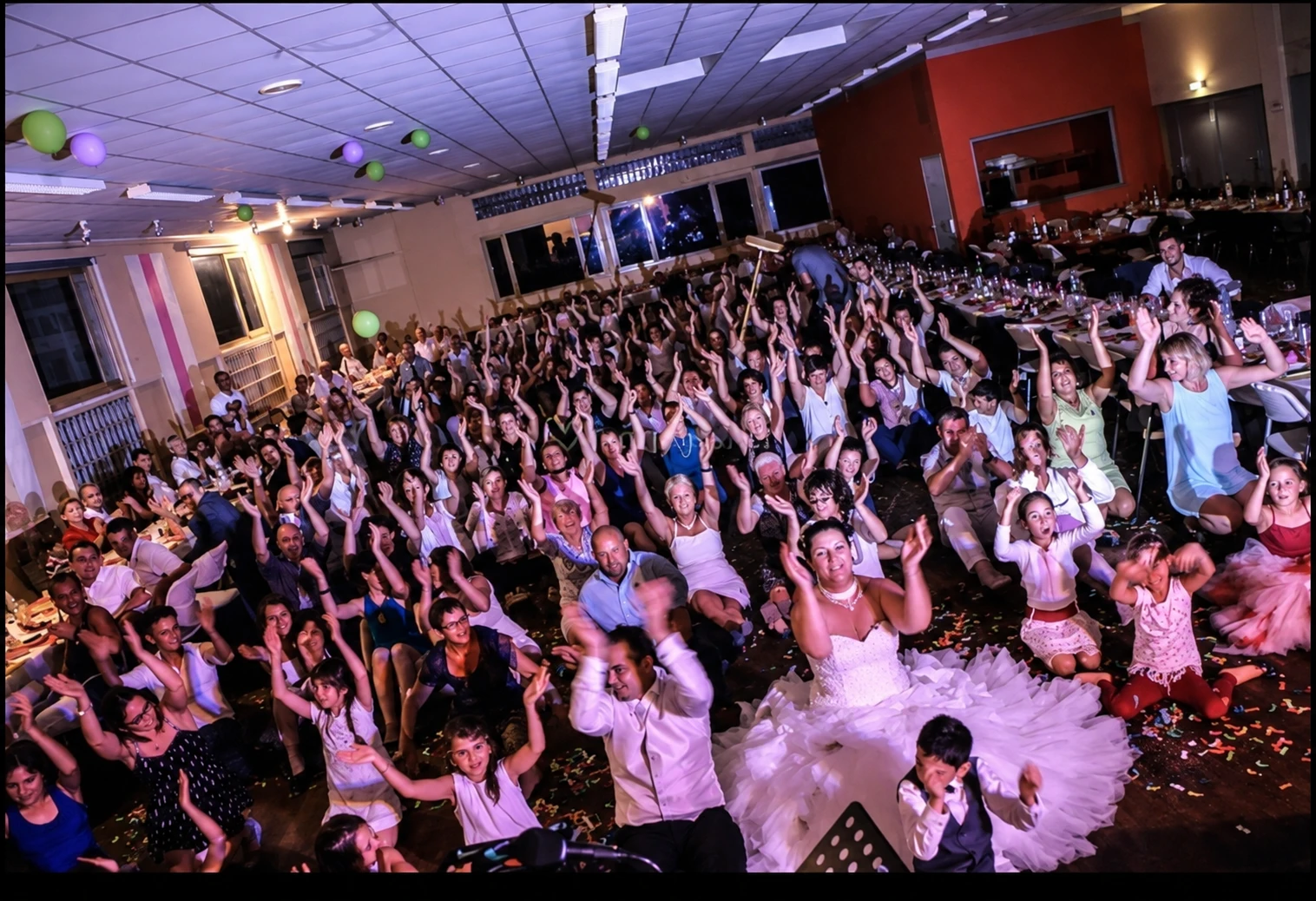 La foule les mains levées sur la photo de couverture de Mister H Events