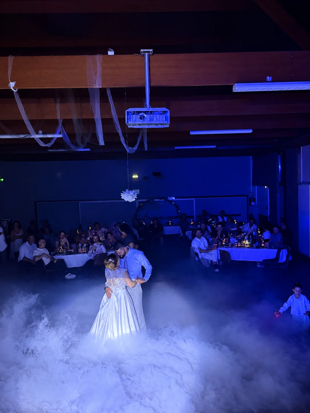Un couple ouvre le bal sur un nuage de fumée lourde